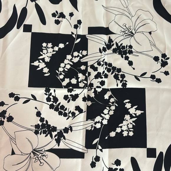 Black and White classic floral print scarf 34.5” square. - Picture 4 of 7